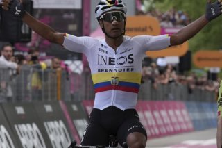 Jhonatan Narváez a levé les bras au terme de la première étape du Giro à Turin. KEYSTONE/AP/Gian Mattia D'Alberto